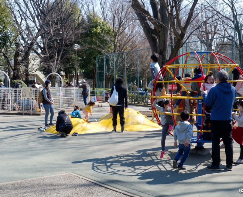 Parc Hanegi (Setagaya, Tokyo), aire de jeux en plein air pour enfants Parc Hanegi (Setagaya, Tokyo), aire de jeux en plein air pour enfants