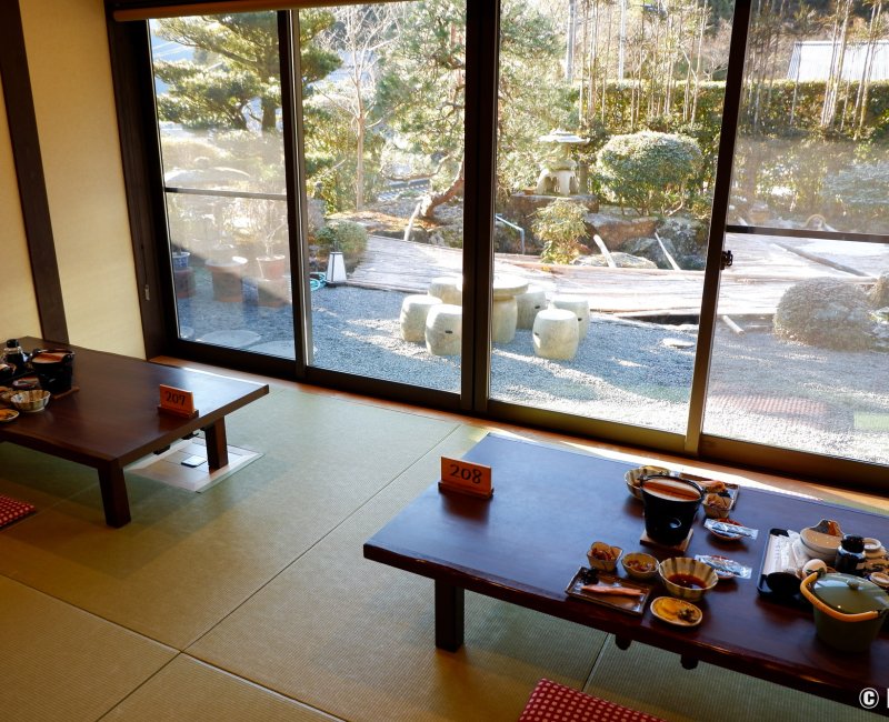 Yumoto Onsen Ohara Sanso (Kyoto), salle de restauration avec petit-déjeuner japonais servi Yumoto Onsen Ohara Sanso (Kyoto), salle de restauration avec petit-déjeuner japonais servi