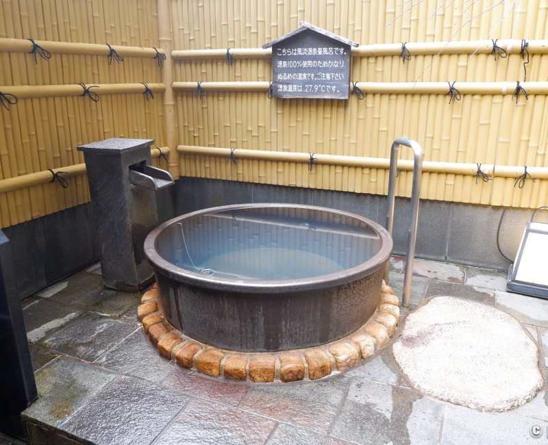 Yumoto Onsen Ohara Sanso (Kyoto), petit bain extérieur en bois de cyprès Hinoki Yumoto Onsen Ohara Sanso (Kyoto), petit bain extérieur en bois de cyprès Hinoki