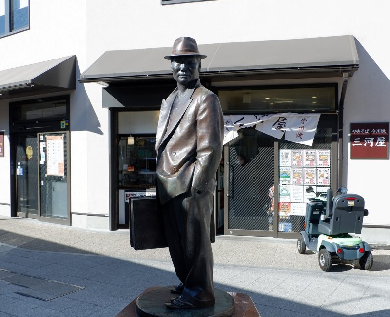 Shibamata (Katsushika, Tokyo), statue de Tora-san à la sortie de la gare Shibamata (Katsushika, Tokyo), statue de Tora-san à la sortie de la gare