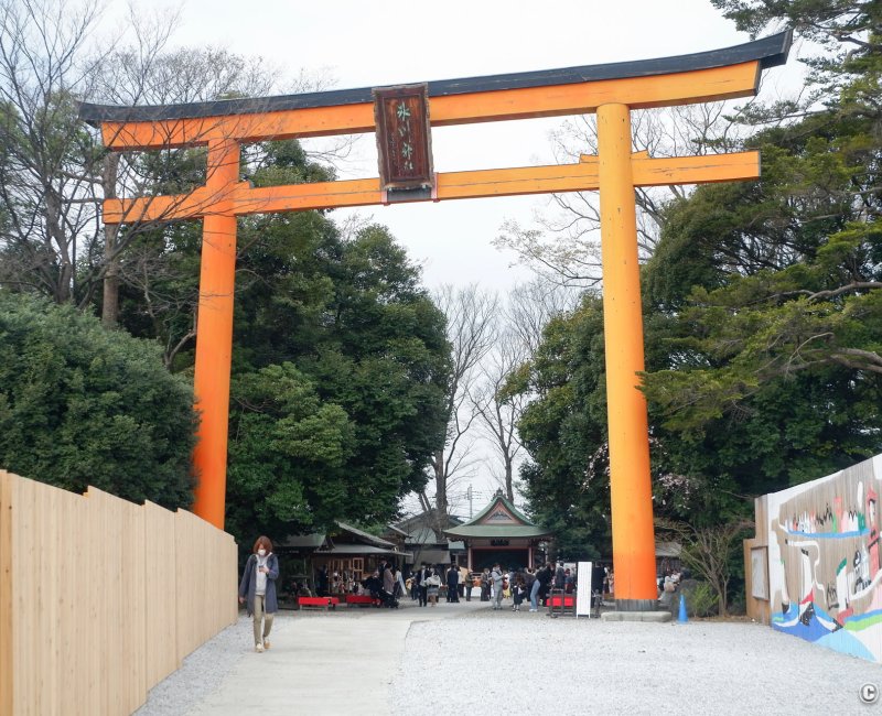 Kawagoe Hikawa-jinja, grande porte Torii vermillon à l'entrée du sanctuaire