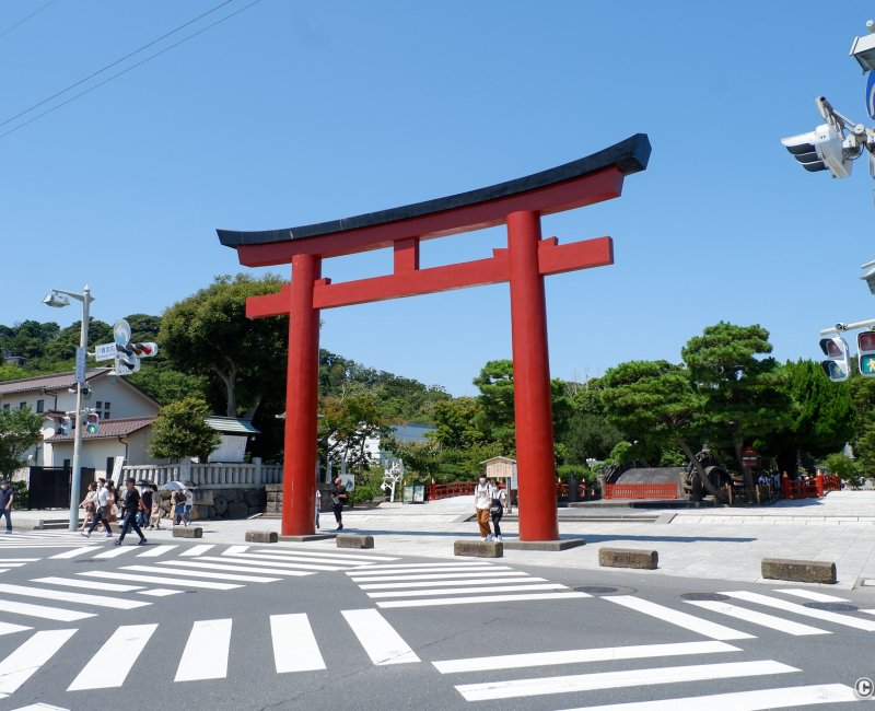 Kamakura, porte Sanno Torii à l'entrée du sanctuaire Tsurugaoka Hachiman-gu