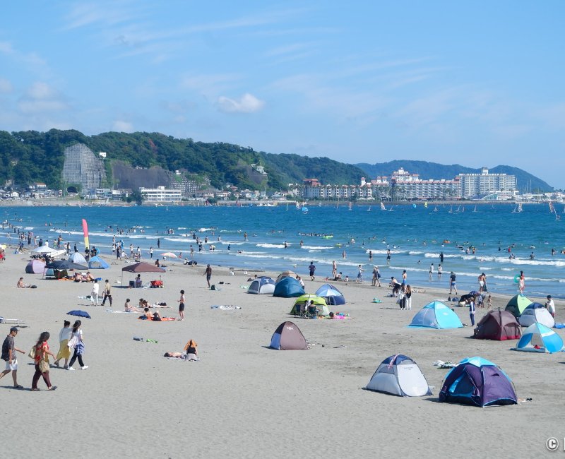 Kamakura (Kanagawa), baigneurs sur les plages Yuigahama et Zaimokuza en été Kamakura (Kanagawa), baigneurs sur les plages Yuigahama et Zaimokuza en été
