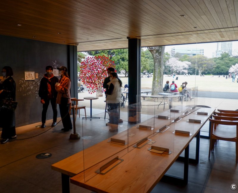 Starbucks Shinjuku Gyoen (Tokyo), vue à l'intérieur de l'établissement de café Starbucks Shinjuku Gyoen (Tokyo), vue à l'intérieur de l'établissement de café