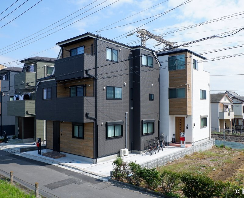 Ici Japon Village (Tokyo), vue avant sur les 2 maisons-hôtels Ici Japon Village (Tokyo), vue avant sur les 2 maisons-hôtels