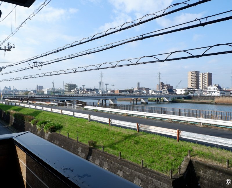 Ici Japon Village (Tokyo), vue depuis la maison A sur la rivière Shinnaka et Tokyo Skytree (en fond) Ici Japon Village (Tokyo), vue depuis la maison A sur la rivière Shinnaka et Tokyo Skytree (en fond)