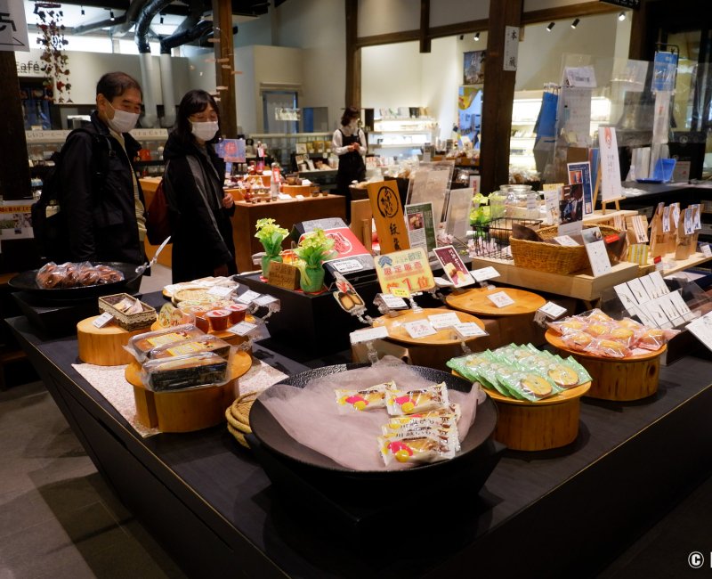 Koedo Kurari (Kawagoe), à l'intérieur du magasin Omiyage dokoro