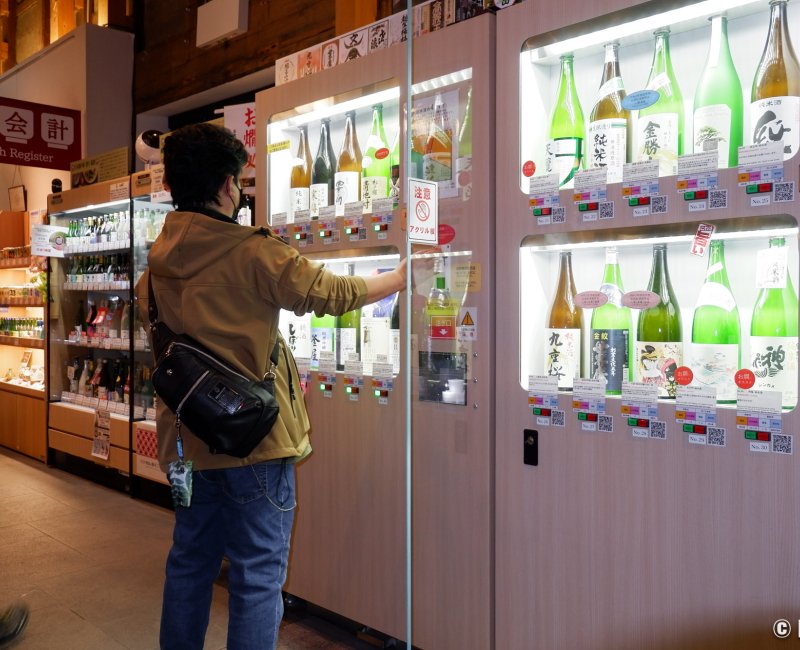 Koedo Kurari (Kawagoe), distributeurs automatiques de Nihonshu dans la boutique de saké Kikizake dokoro