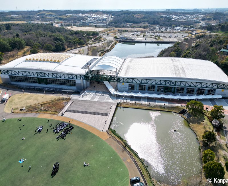 Ghibli Park (Nagoya), vue aérienne par drone du bâtiment de l'Entrepôt géant Ghibli et de la patinoire du parc Moricoro Ghibli Park (Nagoya), vue aérienne par drone du bâtiment de l'Entrepôt géant Ghibli et de la patinoire du parc Moricoro