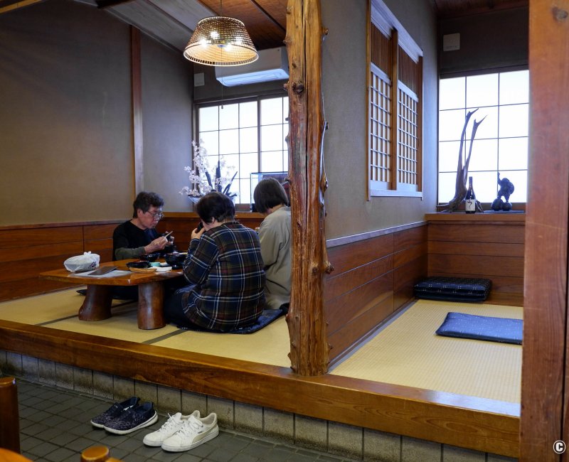 Sumibiyaki Unagi Higashiyama Bussan (Shima), salle de restauration traditionnelle sur tatami 4 Sumibiyaki Unagi Higashiyama Bussan (Shima), salle de restauration traditionnelle sur tatami 4