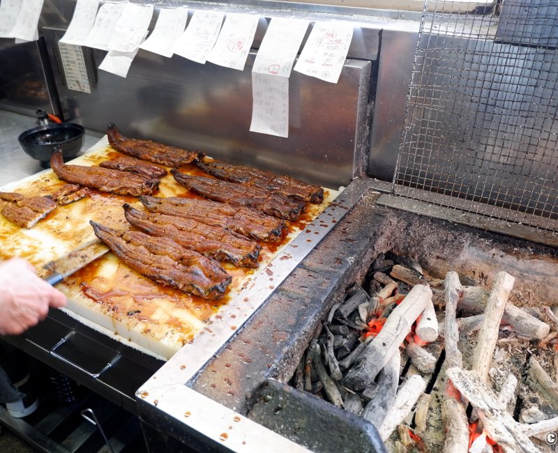 Sumibiyaki Unagi Higashiyama Bussan (Shima), vue sur la cuisson des anguilles au charbon de bois Sumibiyaki Unagi Higashiyama Bussan (Shima), vue sur la cuisson des anguilles au charbon de bois