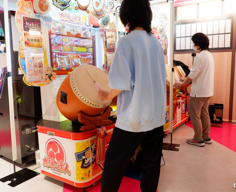 Namco Akihabara (Tokyo), étage 3F consacré aux jeux musicaux (tambour Taiko no Tatsujin) sur bornes d'arcade