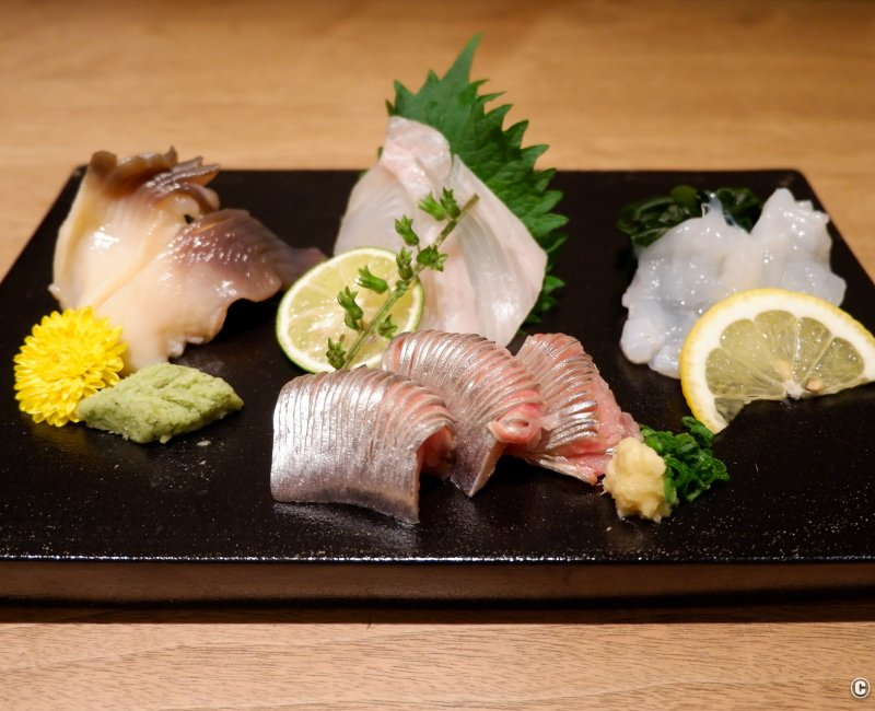 Otaru Masazushi Ginza (Tokyo), assiette de plusieurs poissons en sashimi dont du hareng