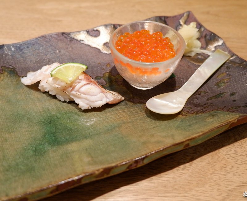 Otaru Masazushi Ginza (Tokyo), assiette avec sushi cuit et oeufs de saumon