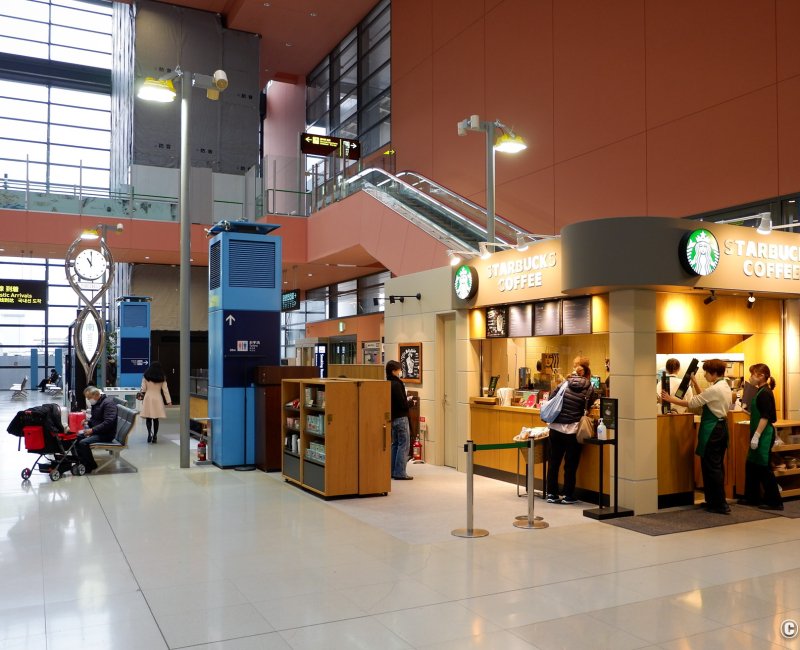 Aéroport international du Kansai (KIX, Osaka), Terminal 1, café Starbucks à l'arrivée des vols internationaux Aéroport international du Kansai (KIX, Osaka), Terminal 1, café Starbucks à l'arrivée des vols internationaux