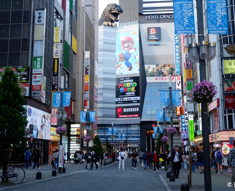 Statue de la tête de Godzilla (Kabukicho, Shinjuku à Tokyo), vue depuis la rue Kabukicho Central Road 2 Statue de la tête de Godzilla (Kabukicho, Shinjuku à Tokyo), vue depuis la rue Kabukicho Central Road 2