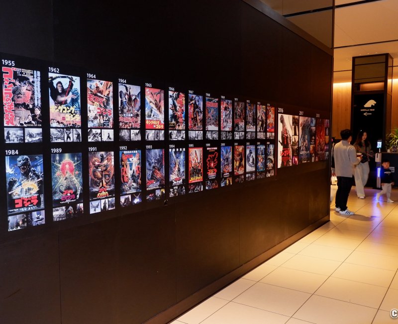Statue de la tête de Godzilla (Kabukicho, Shinjuku à Tokyo), affiches de film exposées à la sortie de l'ascenseur à l'étage 8F de l'hôtel Gracery Statue de la tête de Godzilla (Kabukicho, Shinjuku à Tokyo), affiches de film exposées à la sortie de l'ascenseur à l'étage 8F de l'hôtel Gracery