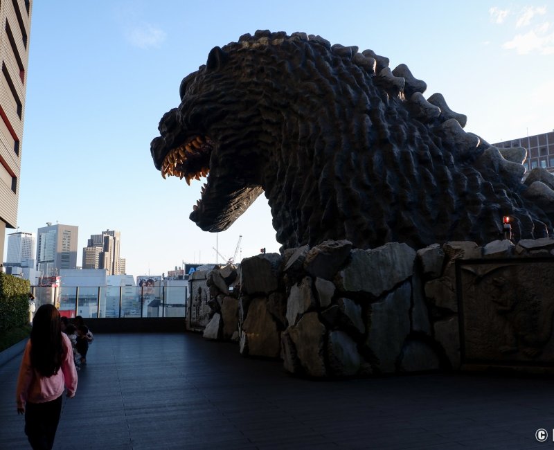Statue de la tête de Godzilla (Kabukicho, Shinjuku à Tokyo), vue depuis le Café Terrace Bonjour de l'hôtel Gracery 2 Statue de la tête de Godzilla (Kabukicho, Shinjuku à Tokyo), vue depuis le Café Terrace Bonjour de l'hôtel Gracery 2