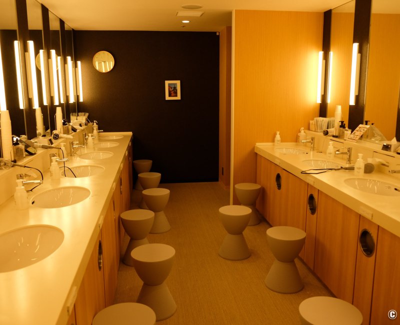 First Cabin Kansai Airport (Osaka), salle avec miroirs et lavabos communs First Cabin Kansai Airport (Osaka), salle avec miroirs et lavabos communs