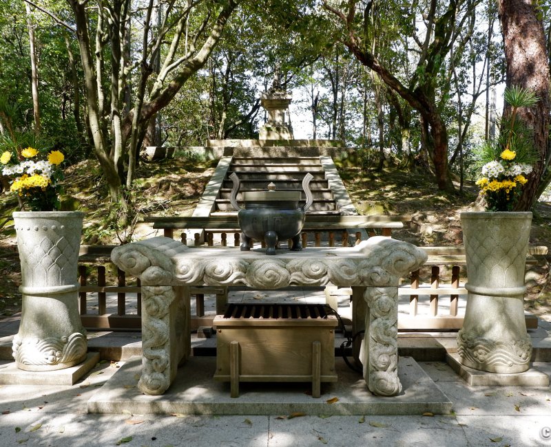 Toshodai-ji (Nara), mausolée Kaizangobyo (tombe de Ganjin) Toshodai-ji (Nara), mausolée Kaizangobyo (tombe de Ganjin)