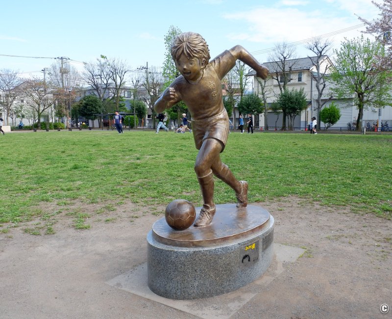 Pèlerinage Captain Tsubasa (Katsushika, Tokyo), statue de Taro Misaki à taille réelle