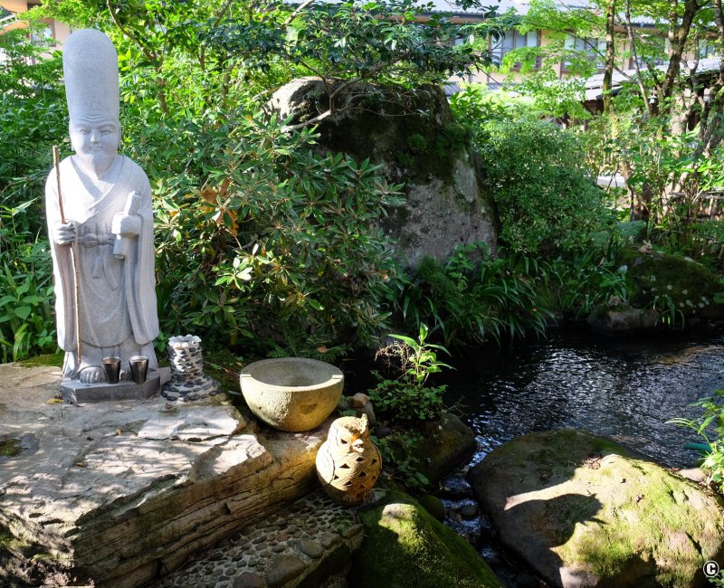 Yamabiko Ryokan (Kurokawa Onsen), divinité du bonheur et de la longévité dans le jardin intérieur de l'établissement Yamabiko Ryokan (Kurokawa Onsen), divinité du bonheur et de la longévité dans le jardin intérieur de l'établissement