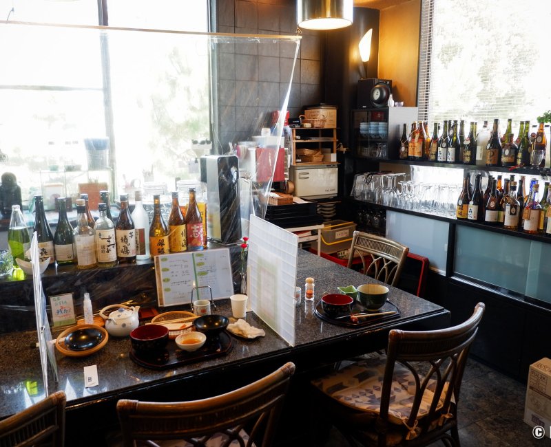 Ginrin (Shima), places autour du comptoir du restaurant