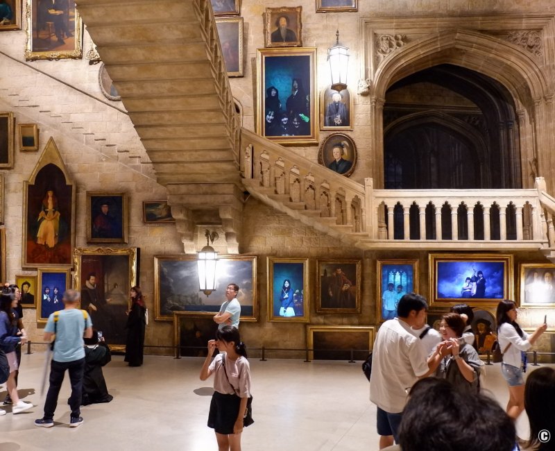 Warner Bros. Studio Tour Tokyo - The Making of Harry Potter, décor de la salle des portraits avec le grand escalier