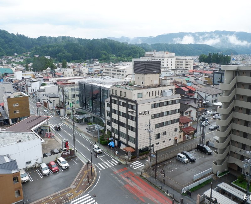 Hida Hanasatonoyu Takayama Ouan, panorama sur la ville depuis les étages supérieurs et Onsen de l'hôtel Hida Hanasatonoyu Takayama Ouan, panorama sur la ville depuis les étages supérieurs et Onsen de l'hôtel