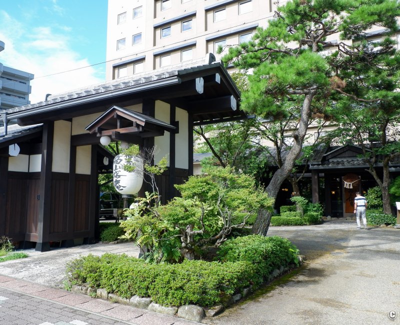 Hida Hanasatonoyu Takayama Ouan, entrée de l'hôtel 2 Hida Hanasatonoyu Takayama Ouan, entrée de l'hôtel 2