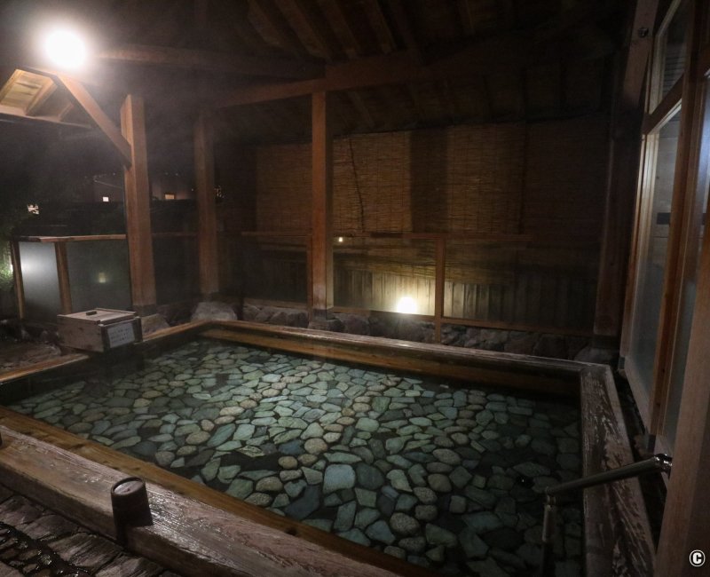 Yufuin Baien Garden Resort, bain commun et onsen semi en plein-air de nuit Yufuin Baien Garden Resort, bain commun et onsen semi en plein-air de nuit