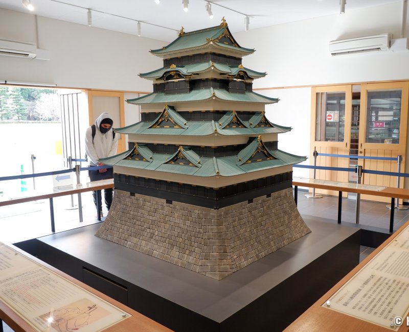 Kokyo Higashi Gyoen (Tokyo), exposition d'une maquette du donjon du château d'Edo