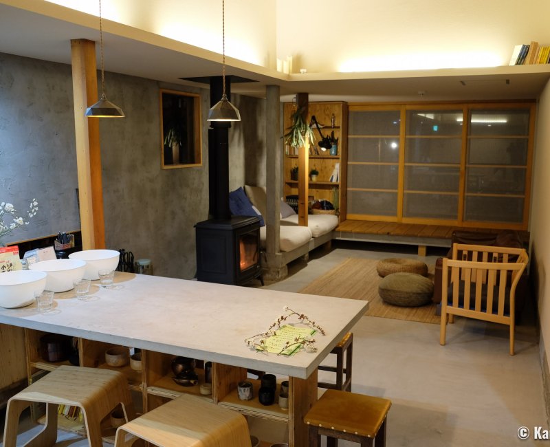 La toile (Mitoyo, Shikoku), vue sur le salon depuis la cuisine