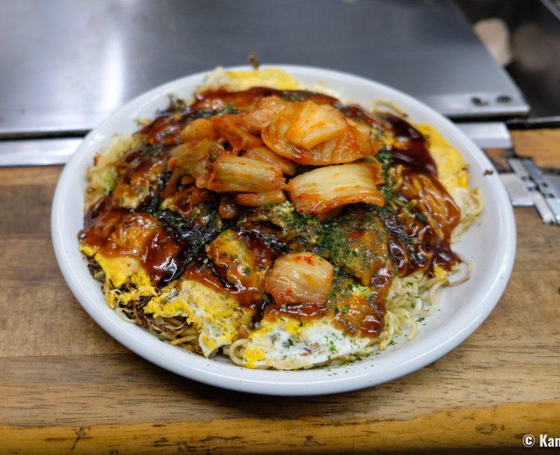 Okonomimura, okonomiyaki d'Hiroshima avec du chou kimchi en supplément Okonomimura, okonomiyaki d'Hiroshima avec du chou kimchi en supplément