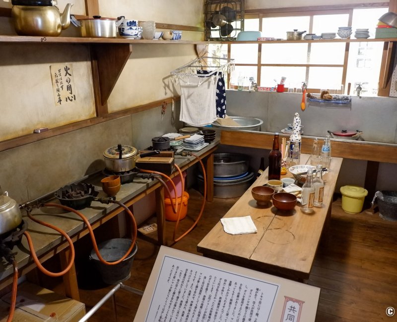 Musée du manga Tokiwaso (Tokyo), reproduction de la cuisine commune des mangaka pensionnaires Musée du manga Tokiwaso (Tokyo), reproduction de la cuisine commune des mangaka pensionnaires
