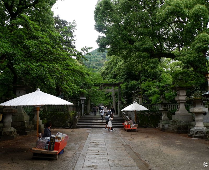 Kotohira-gu (Shikoku), Allée Sakura-baba et vendeurs de friandises traditionnelles