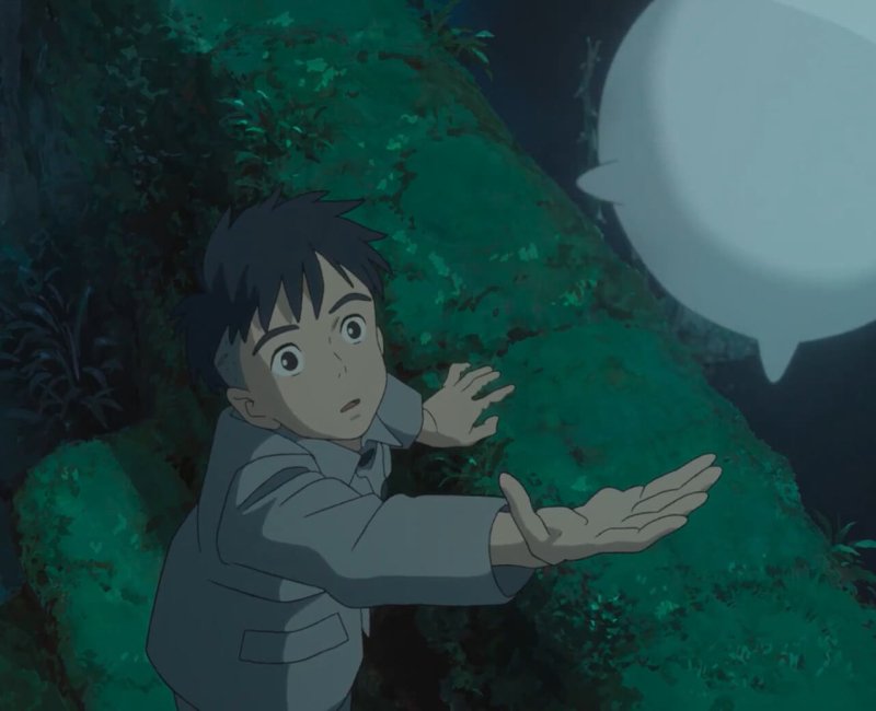 Le Garçon et le Héron de Miyazaki, image de Mahito et d'une créature Warawara