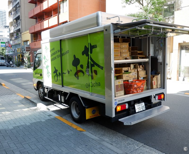 Camion aux couleurs de Ito EN pour la livraison de boissons pour les distributeurs automatiques