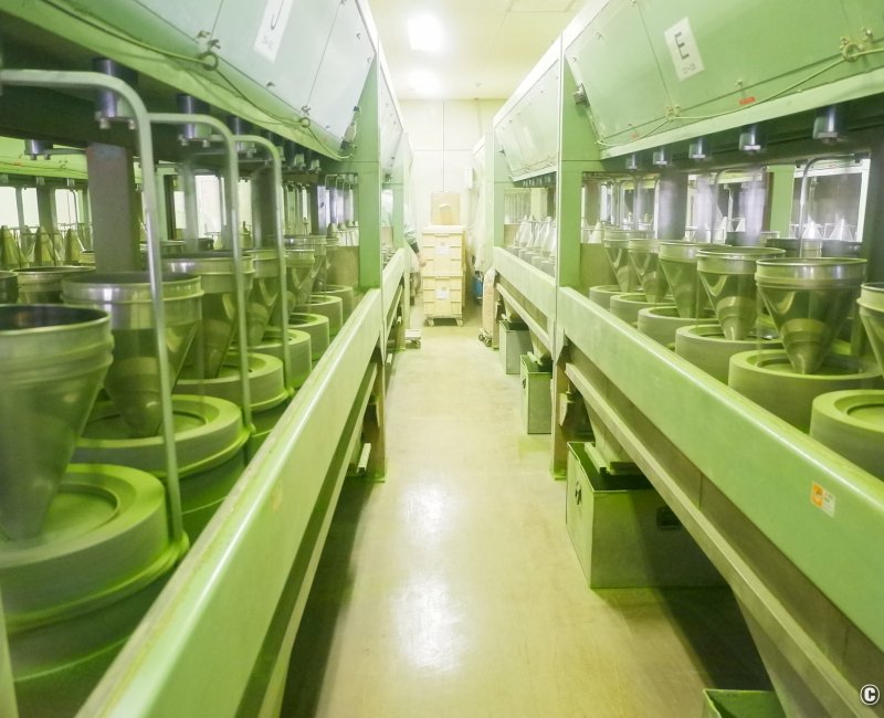 Nishio (Nagoya), machines à réduire le matcha en poudre lors de la visite de l'entreprise Aoi Seicha
