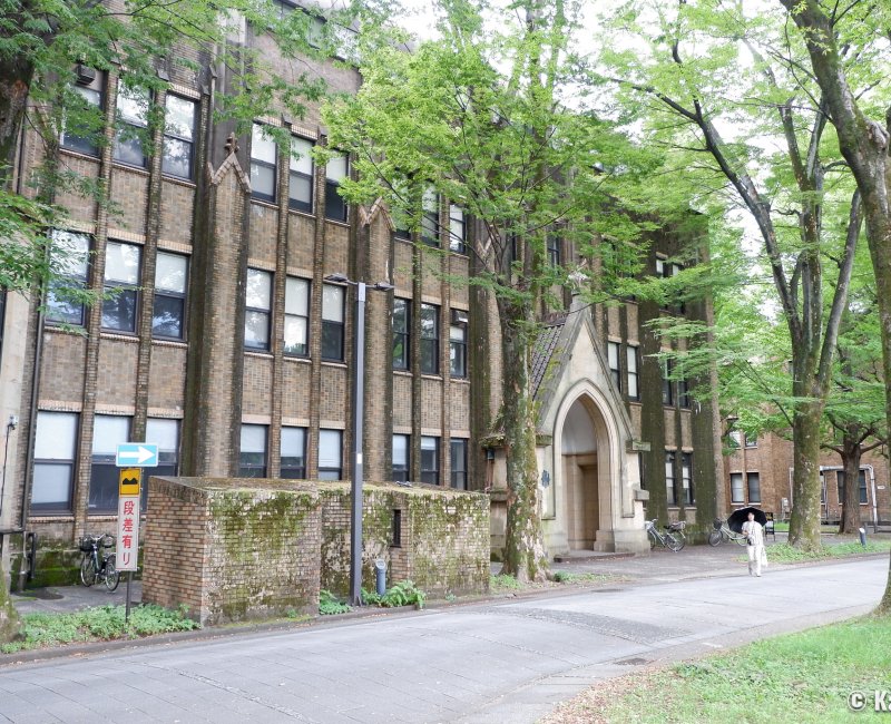 Todai (Tokyo), bâtiment en briques rouges de la faculté de droit et de lettres