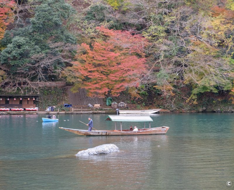 Togetsukyo (Kyoto), balade en barque sur la rivière Katsura à l'automne