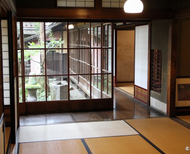 Kusakabe Mingeikan (Takayama), agencement intérieur des pièces autour du jardin intérieur