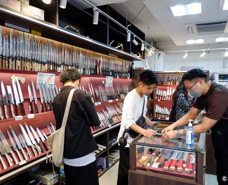 Kappabashi-dori (Tokyo), boutique de couteaux japonais Kappabashi-dori (Tokyo), boutique de couteaux japonais
