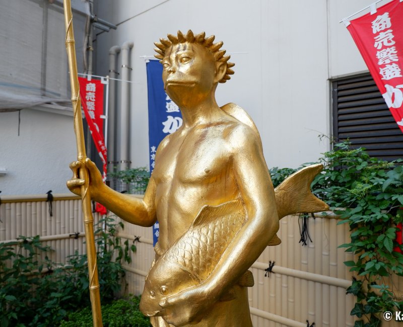 Kappabashi-dori (Tokyo), statue dorée de Kappa Kawataro Kappabashi-dori (Tokyo), statue dorée de Kappa Kawataro
