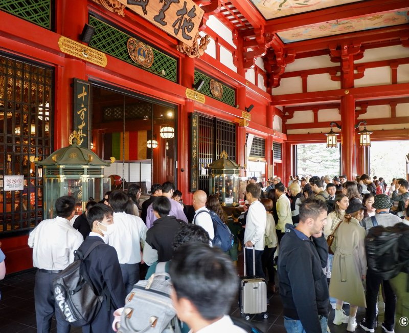 Senso-ji (Asakusa, Tokyo), touristes devant le pavillon de prière (nov. 2023) 2 Senso-ji (Asakusa, Tokyo), touristes devant le pavillon de prière (nov. 2023) 2