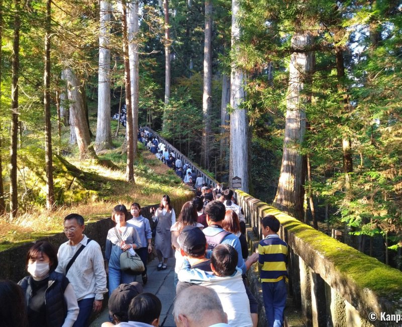 Tosho-gu (Nikko), file d'attente des visiteurs un jour férié au Japon (nov. 2023) Tosho-gu (Nikko), file d'attente des visiteurs un jour férié au Japon (nov. 2023)