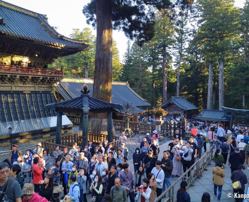 Tosho-gu (Nikko), foule touristique dans l'enceinte du mausolée (nov. 2023) 4 Tosho-gu (Nikko), foule touristique dans l'enceinte du mausolée (nov. 2023) 4