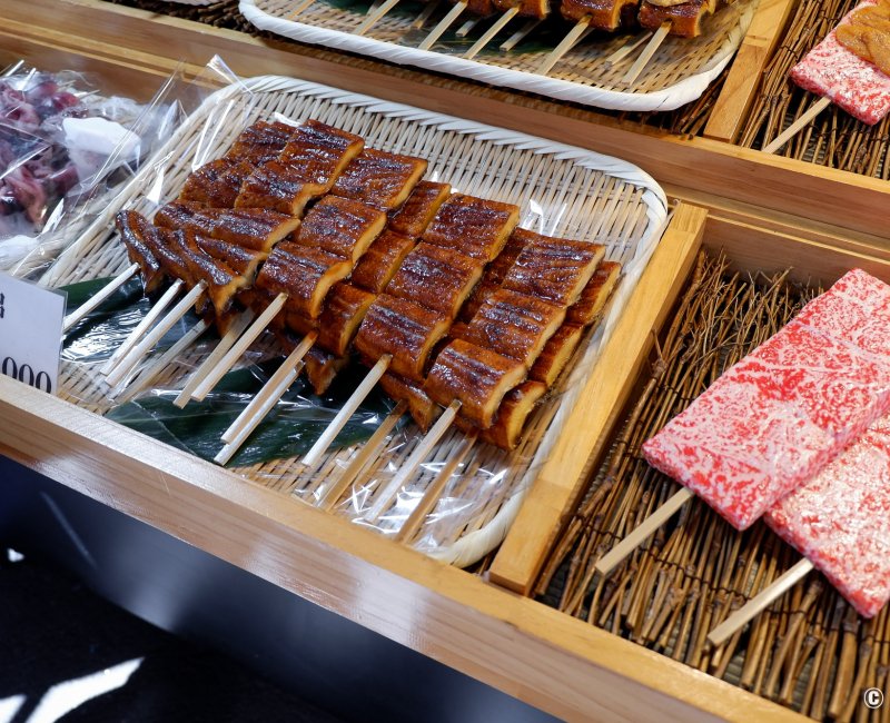 Marché extérieur de Tsukiji (Tokyo), brochette d'anguille unagi et bœuf wagyu Marché extérieur de Tsukiji (Tokyo), brochette d'anguille unagi et bœuf wagyu