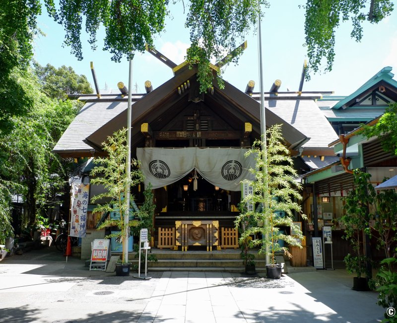 Marché extérieur de Tsukiji (Tokyo), pavillon principal du sanctuaire Namiyoke Inari-jinja Marché extérieur de Tsukiji (Tokyo), pavillon principal du sanctuaire Namiyoke Inari-jinja