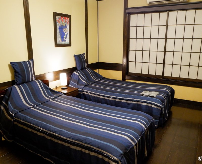 Tamachi Bukeyashiki Hotel (Kakunodate), chambre avec 2 lits doubles à l'occidental Tamachi Bukeyashiki Hotel (Kakunodate), chambre avec 2 lits doubles à l'occidental
